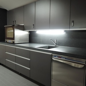 Kivestä ja komposiitista valmistetut allaspinnat ja tuotteet