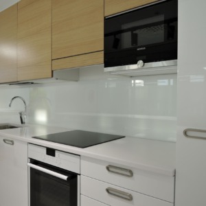 Kivestä ja komposiitista valmistetut allaspinnat ja tuotteet